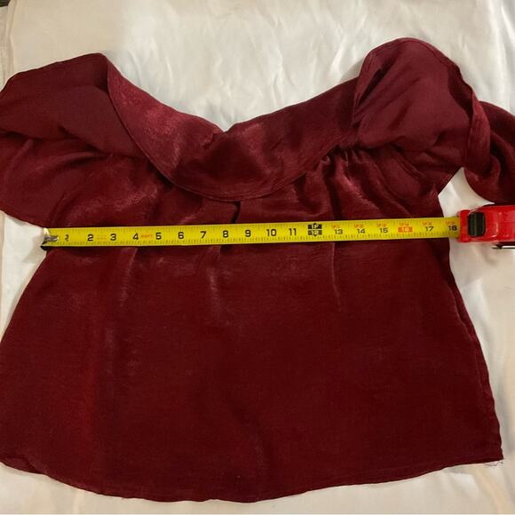 Urban Outfitters Maroon Off Shoulders Ruffle Accent Top M Casual Fall Classic - Picture 4 of 7